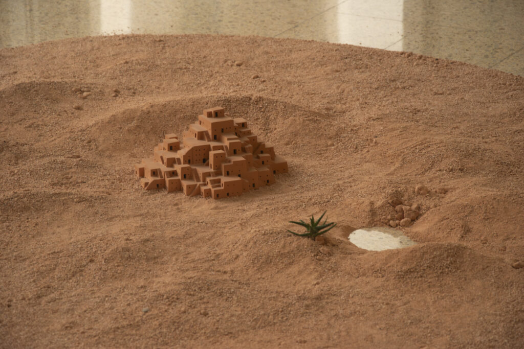 Vue de l'installation présentée à l'Hôtel de Région à Marseille. Sculpture en céramique "Medina, 2025", "Maison #4", sable, succulentes.