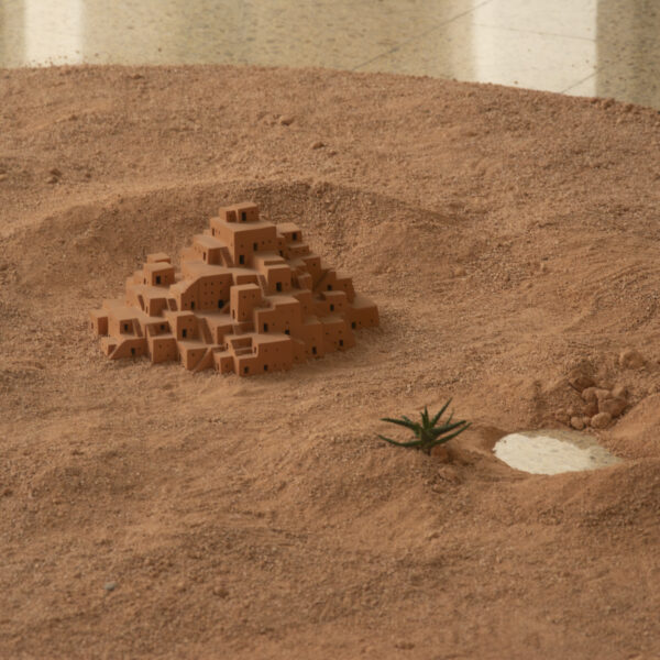 Vue de l'installation présentée à l'Hôtel de Région à Marseille. Sculpture en céramique "Medina, 2025", "Maison #4", sable, succulentes.